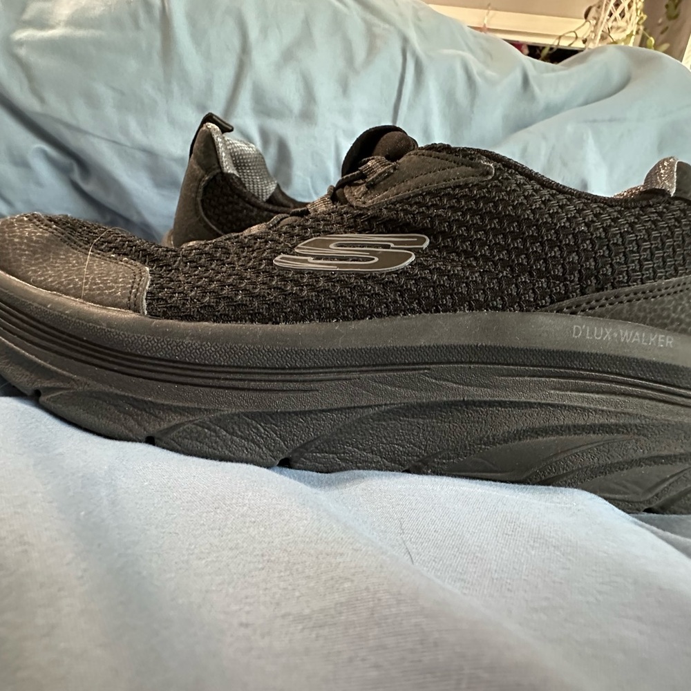 Women’s 9.5 Skechers D’Lux Walker